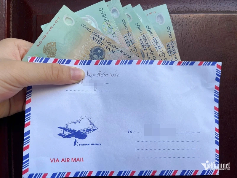 Cô gái sững sờ khi bị chỉ trích khi mừng cưới bạn thân