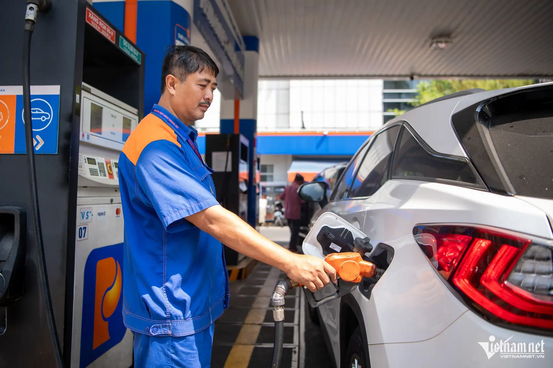 Giá xăng E10 được các doanh nghiệp điều chỉnh giảm mạnh